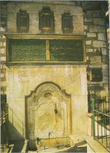 Kasımpaşa Deniz Hastanesi'nin üst başındaki Cezayirli Hasan Paşa Çeşmesi'nin bugünkü hâli. Celî sülüs ile yazılmış kitabesindeki tarih 1781.