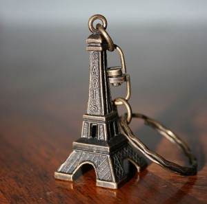 606px-Eiffel_Tower_Keychain-300x297