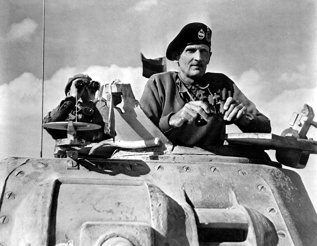 "Monty" lakabıyla anılan Birleşik Krallık Kara Kuvvetleri 8. Ordu komutanı General Bernard Montgomery, II. El Alameyn Muharebesi sırasında M3 Grant tankının top kulesinde (Kuzey Afrika, Kasım 1942). Arkasında dürbünle etrafını izleyen yaveri 1945'te çatışmada öldü.